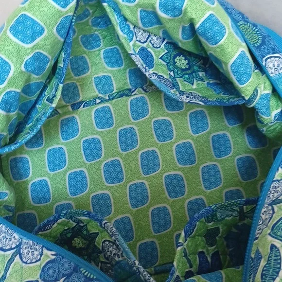 Vera Bradley Grand Traveler Tote / Duffel In Doodle Daisy Pattern - Picture 13 of 17
